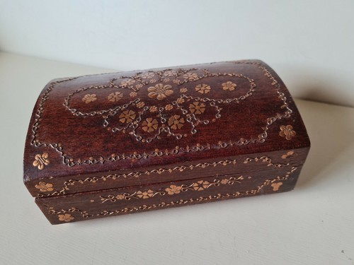 Wooden box with metal flower - with,